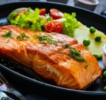 salmao-grelhado-com-pure-de-batata-e-salada-fresca.webp